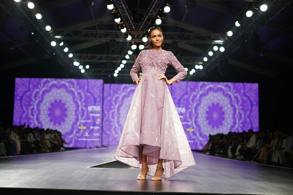 Découvrez les tops à volants idéaux pour une élégance romantique inégalée !